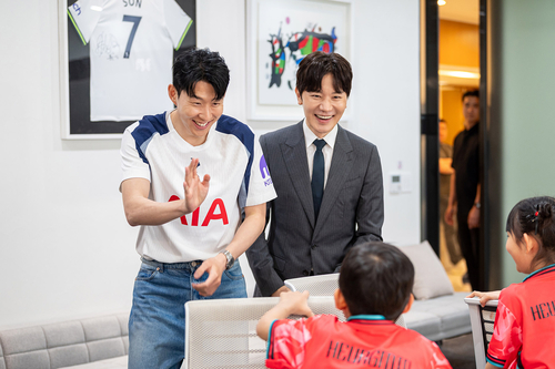 21일 서울 중구 AIA타워에서 축구선수 손흥민과 AIA생명이 소아암 아동을 위한 '꿈 멘토링' 활동을 진행했다.(사진=AIA생명)