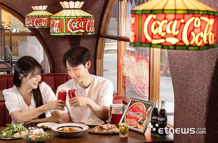 [포토] 한국 코카-콜라, 서울 해방촌 '신흥시장'과 협업해 '코카-콜라 X 신흥시장 프로젝트' 선보여