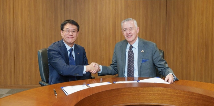 한화시스템과 노스롭그루먼이 '통합 대공방어체계 기술 협력 MOU'를 체결한 모습. 왼쪽부터 박성균 한화시스템 DE사업단장, 켄 토도로프 노스롭 그루먼 지휘통제 및 무기 통합 부문 부사장. 노스롭그루먼