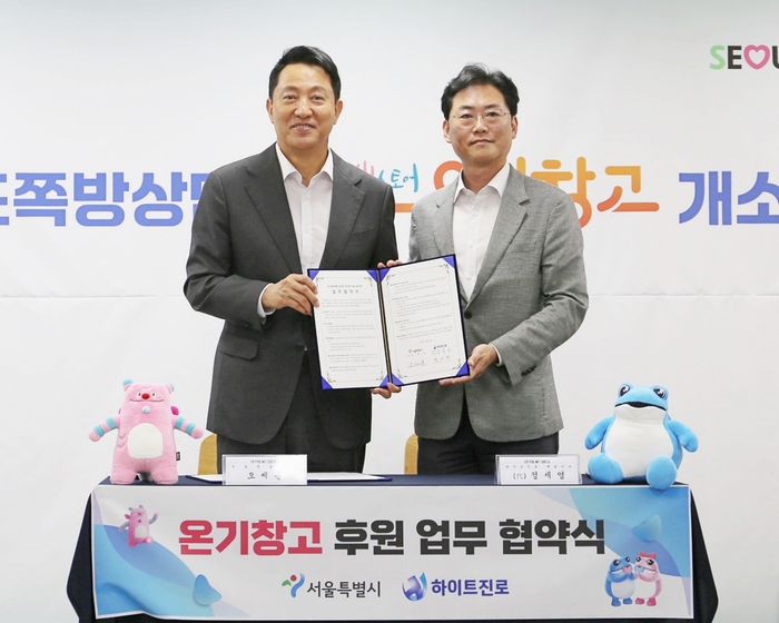 오세훈 서울시장(왼쪽)과 정세영 하이트진로 상무