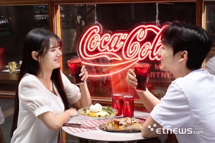[포토] 한국 코카-콜라, 서울 해방촌 '신흥시장'과 협업해 '코카-콜라 X 신흥시장 프로젝트' 선보여