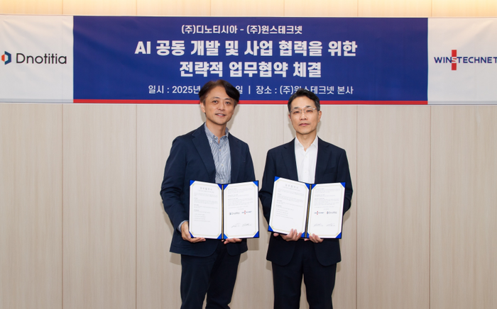 정무경 디노티시아 대표(왼쪽)와 김보연 윈스테크넷 대표가 기념 촬영을 하고 있다.