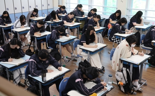 지난 4일 오전 부산 사상구 주례여고 학생들이 2026학년도 대학수학능력시험 6월 모의평가 문제를 풀고 있다. (사진=연합뉴스)