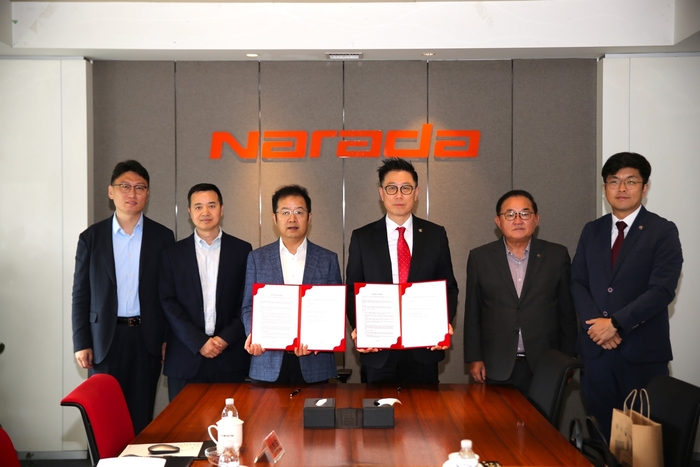 ·왼쪽부터 박송철 나라다 한국일본 법인 대표, 유성호 나라다 부회장, 고수병 나라다 최고경영자. 임병길 DS단석 R&D센터장, DS단석 한승욱 회장, DS단석 박준호 선임연구원. DS단석