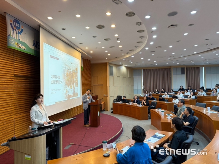 시흥시가 최근 경기과학기술대학교 콘퍼런스홀에서 '시민과 함께하는 자원순환 환경·사회·지배구조(ESG) 교육'을 개최했다.