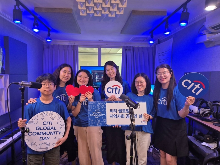 지난 21일 서울 서초구에 위치한 한 스튜디오에서 한국씨티은행 임직원들이 '목소리 기부 동화책 낭독' 활동을 진행했다.