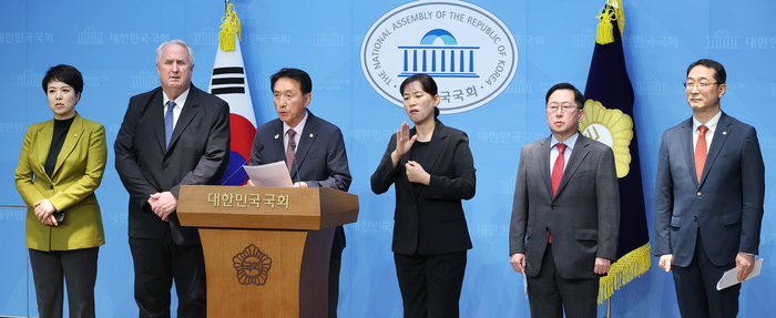 국민의힘 외교통일위원회 위원들이 23일 서울 여의도 국회 소통관에서 “중동발 리스크 대응할 기회인 나토 정상회의 불참은 잘못된 결정”이라며 성명서를 발표하고 있다.(사진=연합뉴스)