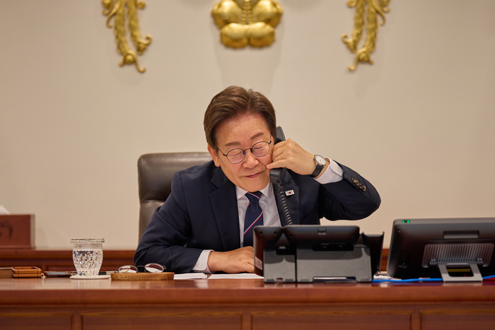 이재명 대통령, 말레이시아 총리와 전화 통화     (서울=연합뉴스) 홍해인 기자 = 이재명 대통령이 23일 서울 용산 대통령실 청사 집무실에서 안와르 이브라힘 말레이시아 총리와 전화 통화를 하고 있다. 2025.6.23 [대통령실 제공. 재판매 및 DB 금지]     hihong@yna.co.kr (끝)