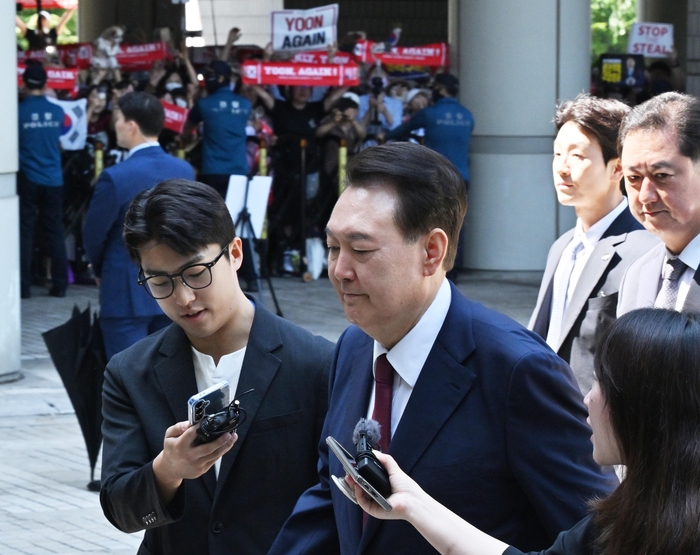 윤석열 전 대통령이 지난 23일 서울 서초구 서울중앙지방법원에서 열린 내란 우두머리 혐의·직권남용 권리행사 방해 혐의 사건 8차 공판에 출석하고 있다.  [사진공동취재단]