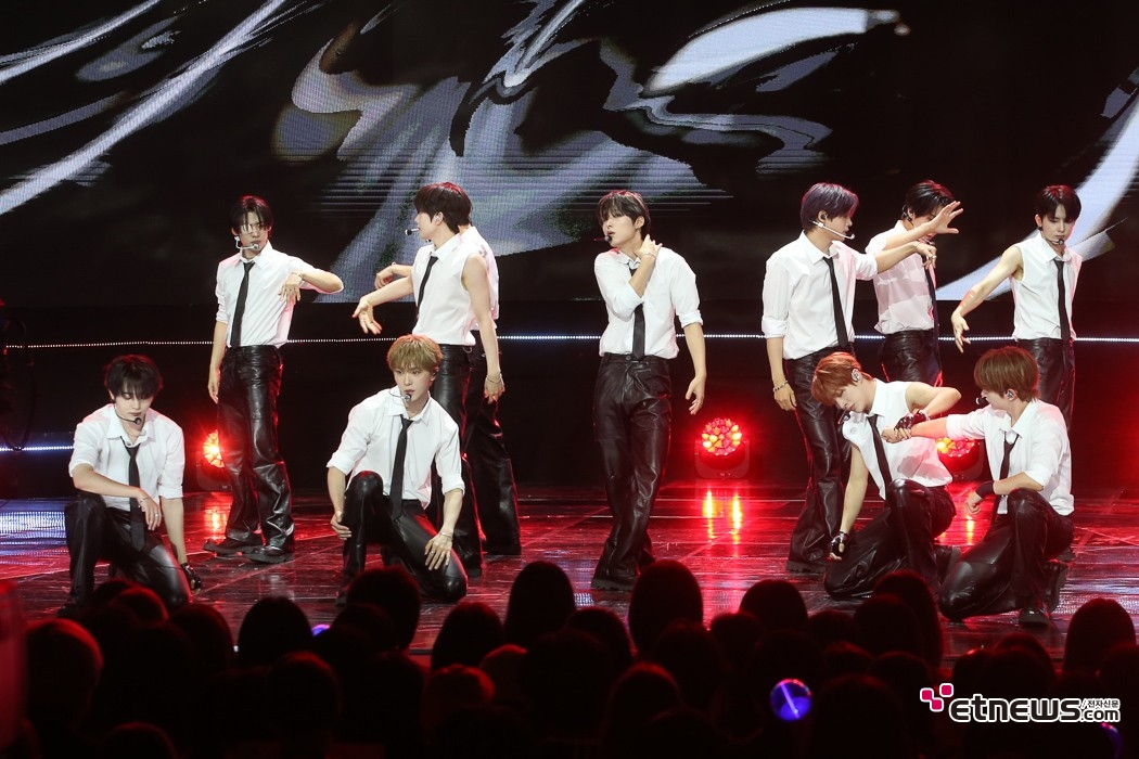 [ET포토] 더블원, '화이트 블랙'