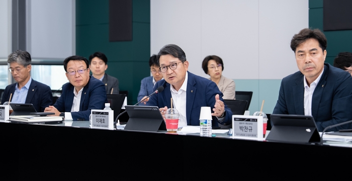 NH농협금융지주는 지난 23일 서울 중구 본사에서 이재호 전략기획부문 부사장(오른쪽에서 두번째) 주재로'25년 제1차 신사업추진협의회'를 개최했다.