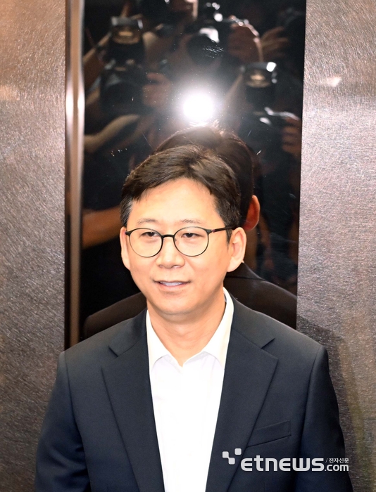 배경훈 과학기술정보통신부 장관 후보자가 24일 서울 종로구 광화문우체국에 마련된 인사청문회 준비 사무실로 출근하고 있다.
김민수기자 mskim@etnews.com