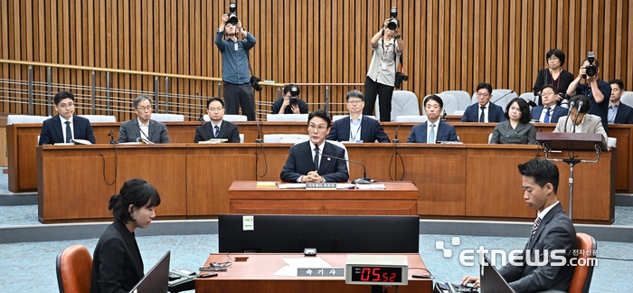 [포토] 답변하는 김민석