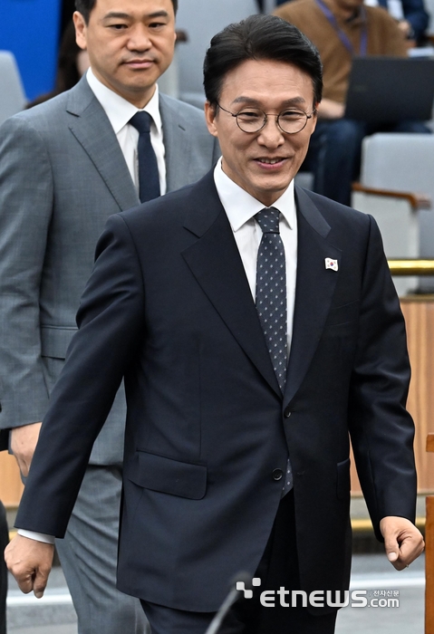 [포토] 밝은 표정으로 인사청문회장 들어서는 김