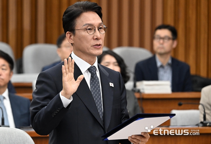 김민석 국무총리 후보자가 24일 서울 여의도 국회에서 열린 인사청문회에서 선서하고 있다. 이동근기자 foto@etnews.com