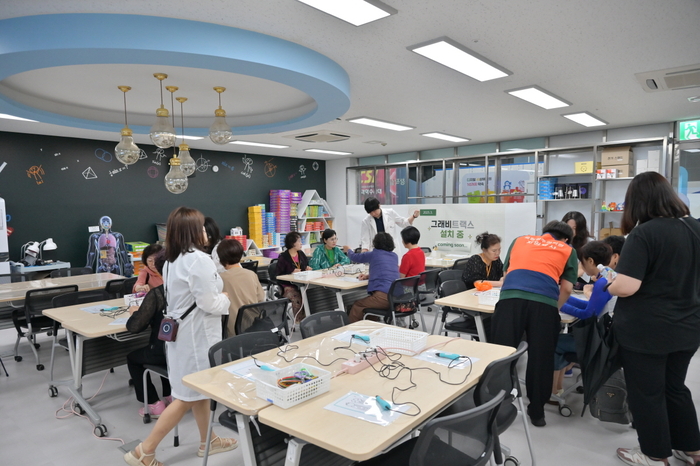 '제2회 손주에게 알려주고 싶은 과학' 에 참가한 어르신들이 3D펜 만들기를 체험하는 모습.