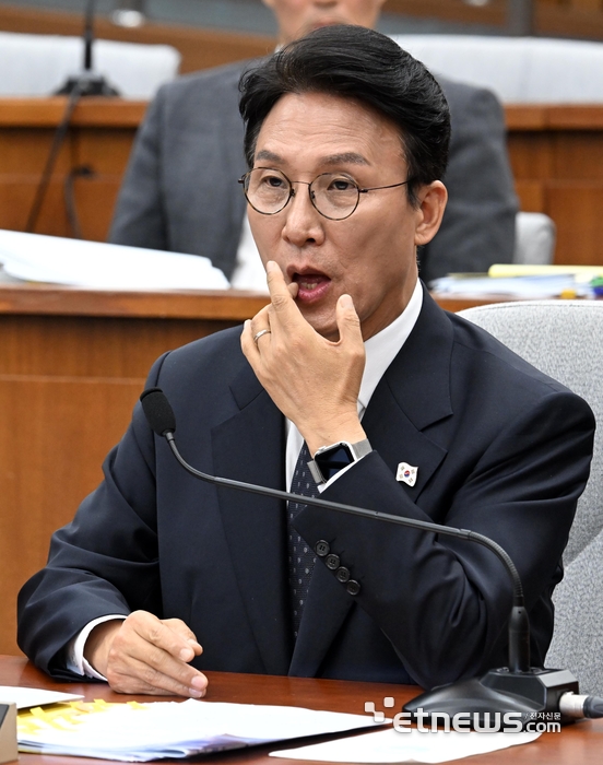 [포토] 입가 매만지는 김민석 후보자