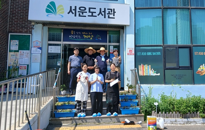 [에듀플러스]경인여대 사회공헌센터, 서운도서관 벽화 그리기 봉사 활동