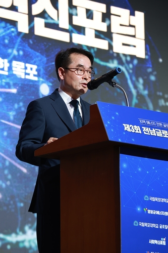 김재을 HD현대삼호 대표가 24일 호텔현대 바이라한 목포에서 열린 '제3회 전남 글로벌혁신포럼'에서 환영사를 하고 있다.