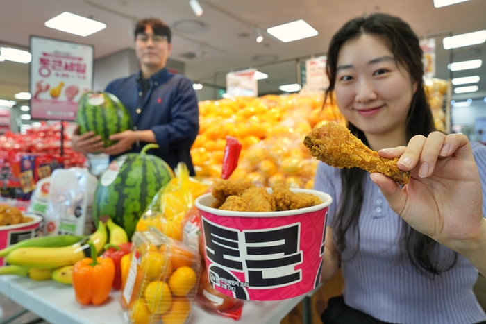 모델들이 서울시 송파구에 위치한 롯데마트 제타플렉스 잠실점에서 '5000원 통큰치킨' 및 주요 할인 상품을 홍보하고 있다.