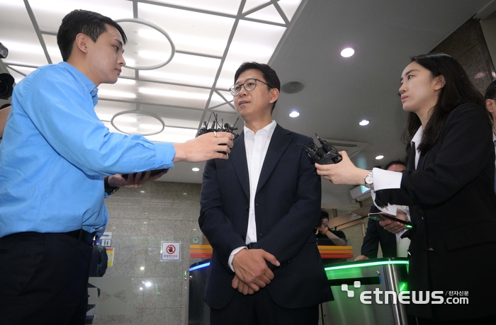[포토] 질문 답변하는 배경훈 과기정통부 장관 후보자