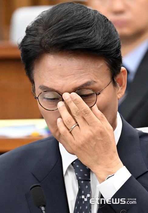 [포토] 안경 고쳐쓰는 김민석