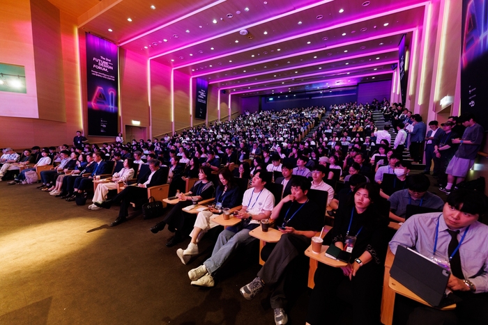 한국디자인진흥원이 24일 코엑스에서 개최한 제2회 퓨쳐디자인포럼에는 AI 기반 디자인에 대한 높은 관심을 반영하듯 당초 예상보다 많은 600여명 참석자가 몰려 성황을 이뤘다.