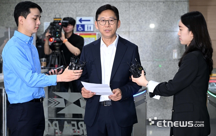배경훈 과학기술정보통신부 장관 후보자가 24일 서울 종로구 광화문우체국에 마련된 인사청문회 준비 사무실로 출근해 임명 소감을 밝히고 있다.
김민수기자 mskim@etnews.com