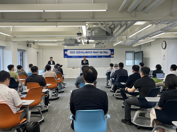 전남창조경제혁신센터는 대·중견기업과 스타트업의 혁신적인 협업을 지원하는 '2025년 오픈이노베이션 플랫폼 지원사업 밋업(Meet-Up) 데이'를 지닌달 19~20일 이틀간 성황리에 개최했다.