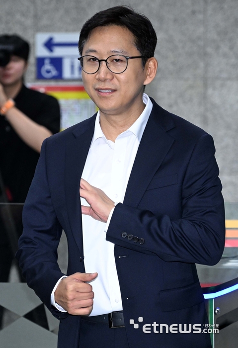 배경훈 과학기술정보통신부 장관 후보자가 24일 서울 종로구 광화문우체국에 마련된 인사청문회 준비 사무실로 출근해 미리 준비한 임명 소감문을 꺼내고 있다.
김민수기자 mskim@etnews.com