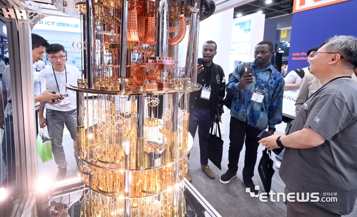 퀀텀코리아 2025가 '100년의 양자, 산업을 깨우다'를 주제로 24일 서울 양재동 aT센터에서 열렸다. IBM 부스에서 관람객들이 양자컴퓨터에 대한 설명을 듣고 있다. 박지호기자 jihopress@etnews.com