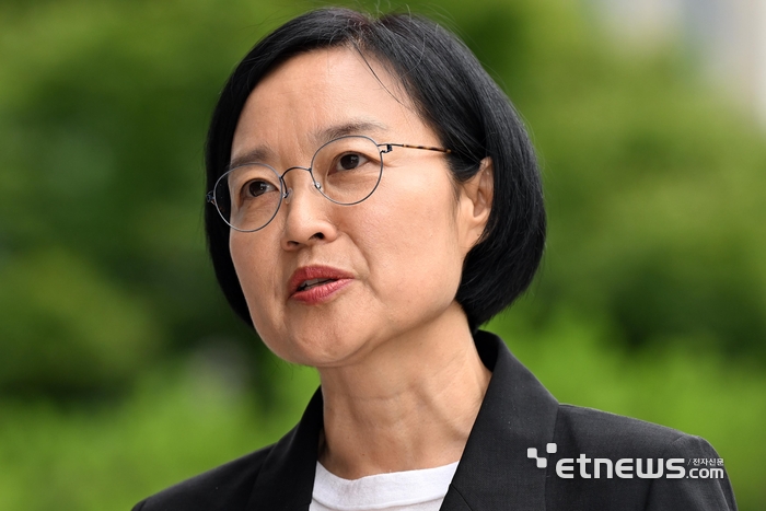 중소벤처기업부 장관 후보자로 지명된 한성숙 네이버 고문이 24일 서울 여의도 중소기업기술정보진흥원에 마련된 인사청문회 준비 사무실로 출근하며 지명 소감을 밝히고 있다.  이동근기자 foto@etnews.com