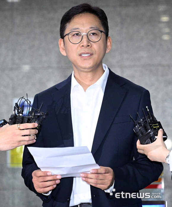 배경훈 과학기술정보통신부 장관 후보자가 24일 서울 종로구 광화문우체국에 마련된 인사청문회 준비 사무실로 출근해 임명 소감을 밝히고 있다.
김민수기자 mskim@etnews.com
