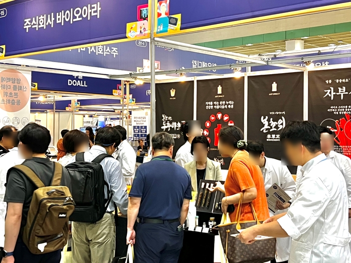 'K-MEX 2025 한의약 및 통합의약 국제산업박람회'에 참가한 바이오아라 관계자가 참관객에게 동충하초를 활용한 제품을 소개하고 있다. 사진=(주)바이오아라