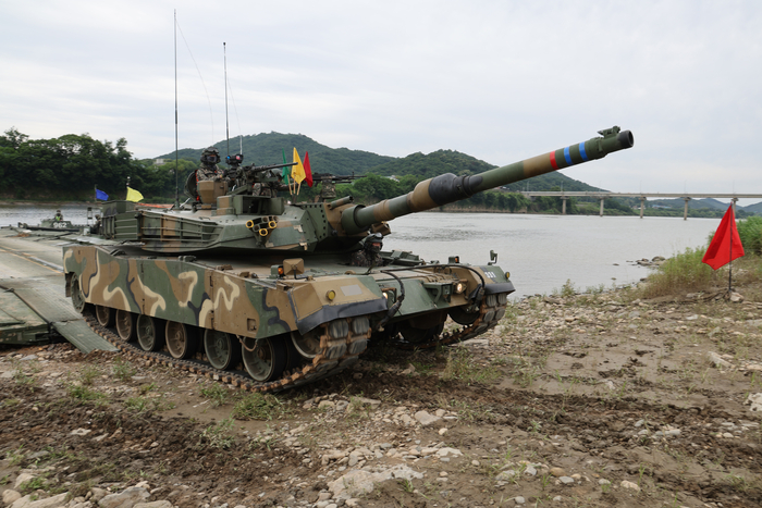 임진강 건너는 K1A2 전차(연합뉴스)