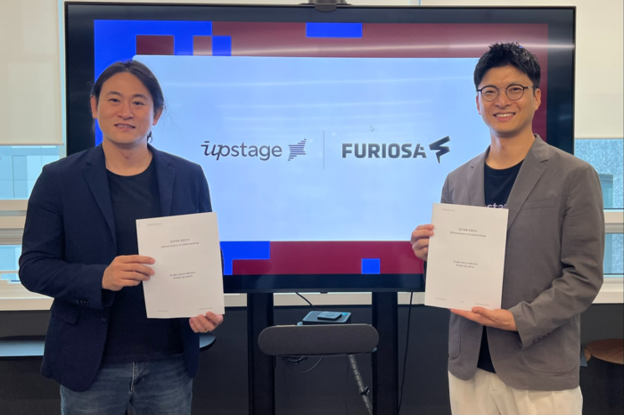 백준호 퓨리오사AI 대표(왼쪽)와 이활석 업스테이지 CTO가 양해각서(MOU)를 체결한 뒤 사진촬영을 하고 있다. 업스테이지 제공