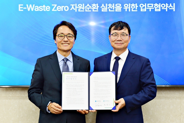 제해종 삼육대 총장(왼쪽)이 '쓱싹 리사이클링 캠페인' 협약식에서 기념촬영했다. (사진=삼육대)