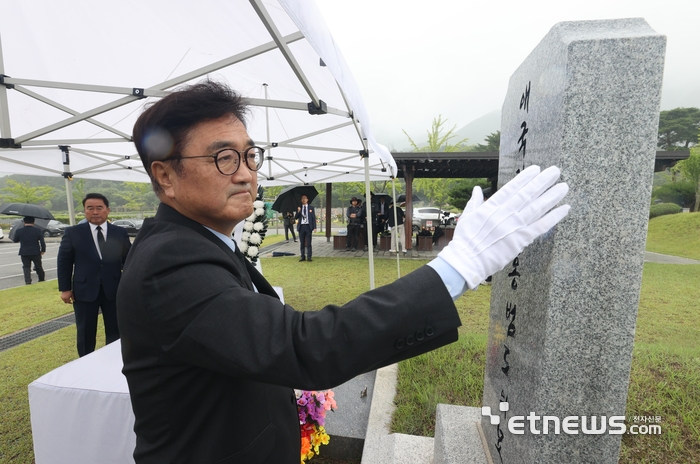 우원식 국회의장이 25일 제75주년 6.25전쟁 기념식에 참석하고, 국립대전현충원을 찾아 현충탑과 홍범도장군·채수근상병·제2연평해전·연평도 포격전 전사자 묘역을 참배했다.