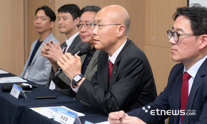 한국환경경영학회와 국가녹색기술연구소, 한국환경연구원, SDX재단이 주최한 '2025 한국환경경영학회 탄소경영 및 전략심포지엄'이 25일 서울 강남구 한국과학기술회관에서 열렸다. 좌장을 맡은 이상협 국가녹색기술연구소장(오른쪽 두번째) 주재로 패널 토론이 열리고 있다.  김민수기자 mskim@etnews.com