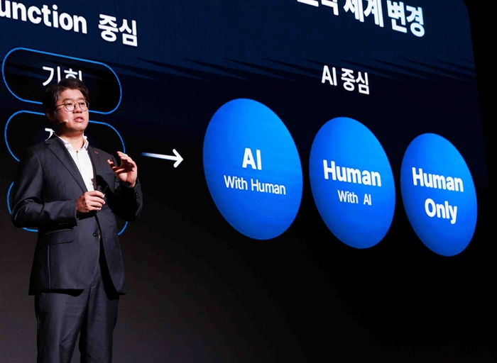 윤풍영 SK AX 사장이 25일 서울 그랜드 인터컨티넨탈 파르나스 호텔에서 열린 'IMAGINE AX 2025' 컨퍼런스에서 SK AX 출범의 의의와 비전을 담은 키노트 스피치를 하고 있다. SK AX 제공