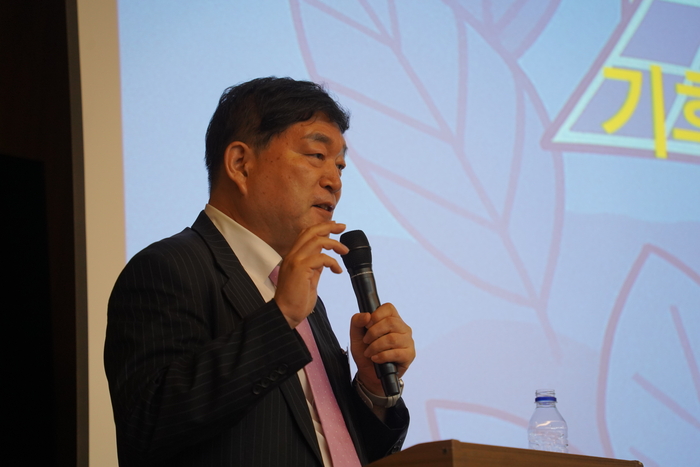 문형남 숙명여대 교수가 25일 전남대학교 공과대학 코스모스홀에서 열린 '제3회 EFET 심포지엄-청색기술 혁신포럼: 기후위기 NET-ZERO를 향해'에서 '기후위기 시대의 해법, 청색기술과 AI에서 찾는다'를 주제로 발표하고 있다.