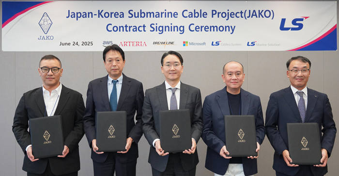 'JAKO(Japan-Korea) 프로젝트' 서명식. (왼쪽부터) AWS 이한욱 백본 총괄, 아르테리아 네트웍스 다츠야 아베 대표, 드림라인 한윤재 대표, 마이크로소프트 스탠리 임 상무, LS전선 통신·산업솔루션사업본부장 주완섭 전무. 사진=드림라인
