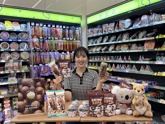모델이 CU 마카다미아 간식 시리즈를 소개하고 있다.
