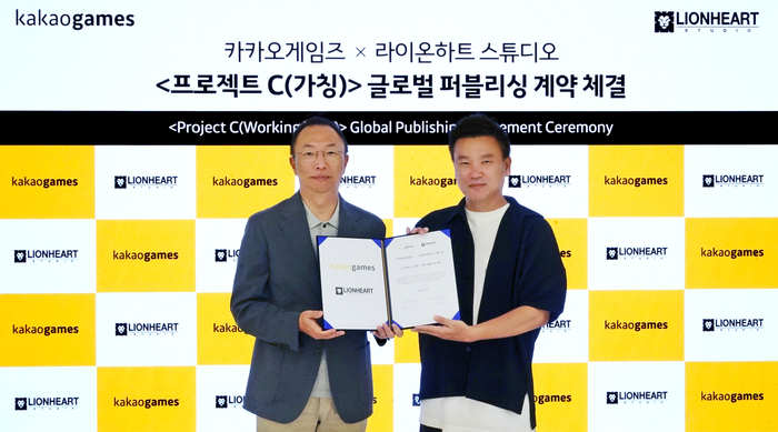 카카오게임즈는 개발 자회사 라이온하트 스튜디오와 모바일 수집형 육성 시뮬레이션 게임 '프로젝트C (가칭)'의 글로벌 퍼블리싱 계약을 체결했다. 한상우 카카오게임즈 대표와 김재영 라이온하트 스튜디오 의장이 기념촬영했다.