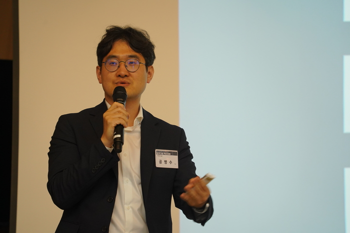 공병수 POSCO E&C 기술연구원 차장이 25일 전남대학교 공과대학 코스모스홀에서 열린 '제3회 EFET 심포지엄-청색기술 혁신포럼: 기후위기 NET-ZERO를 향해'에서 '스마트 청색도시, 기후회복의 미래 전략'을 주제로, 청색기술을 도시 인프라에 통합한 구체적 실행 전략을 공유하고 있다.