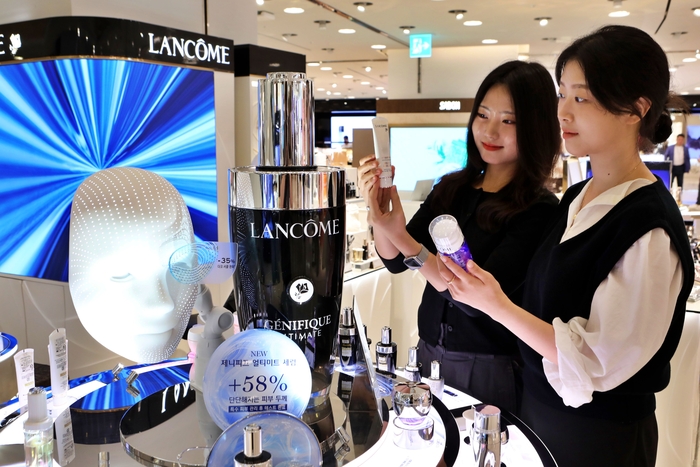 서울시 중구 소공동에 위치한 본점 지하 1층 화장품 매장에서 선케어 제품을 구경하는 고객