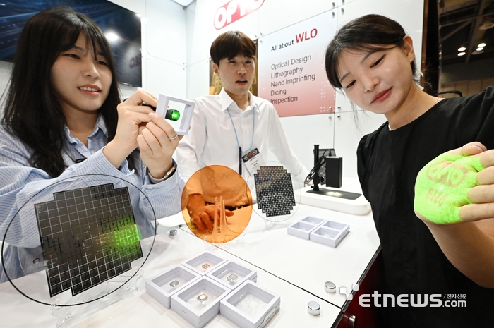 [포토] 웨이퍼방식으로 생산되는 DOE회절소자 - 뉴스 썸네일 이미지