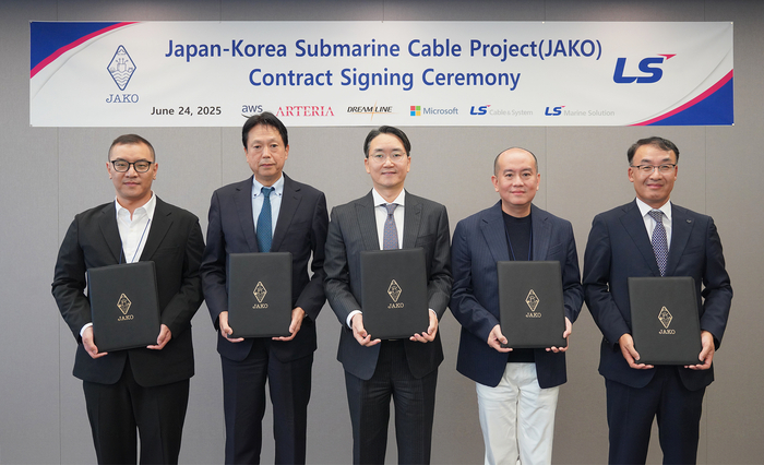 24일 서울 용산구 LS용산타워에서 'JAKO(Japan-Korea) 프로젝트' 서명식을 진행했다. (왼쪽부터) 이한욱 AWS APAC 백본 총괄, 다츠야 아베 아르테리아 네트웍스 대표, 한윤재 드림라인 대표, 스탠리 임 마이크로소프트 상무, 주완섭 LS전선 통신·산업솔루션사업본부장 전무가 기념 촬영을 하고 있다. (LS전선 제공)