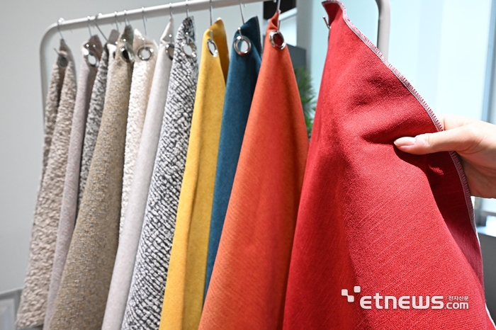 세라젬 파우제 M8 Fit 사이드커버 패브릭 12종.  이동근기자 foto@etnews.com