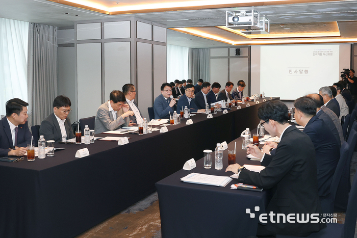 최남호 산업통상자원부 2차관은 25일 서울 강남구 조선팰리스호텔에서 열린 '전력계통 혁신포럼'에서 “통합관제 체계의 고도화는 재생에너지의 지속적인 확대와 전력계통의 안정적 운영을 위해 필수”라고 강조했다. 산업부 제공